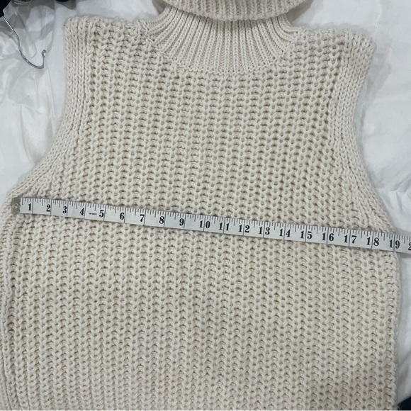 H&M Sleeveless Cream Turtleneck Sweater Vest - Picture 4 of 7